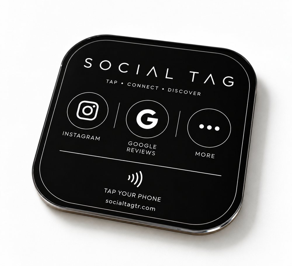 Siyah yüzey üzerinde SocialTag etiketi