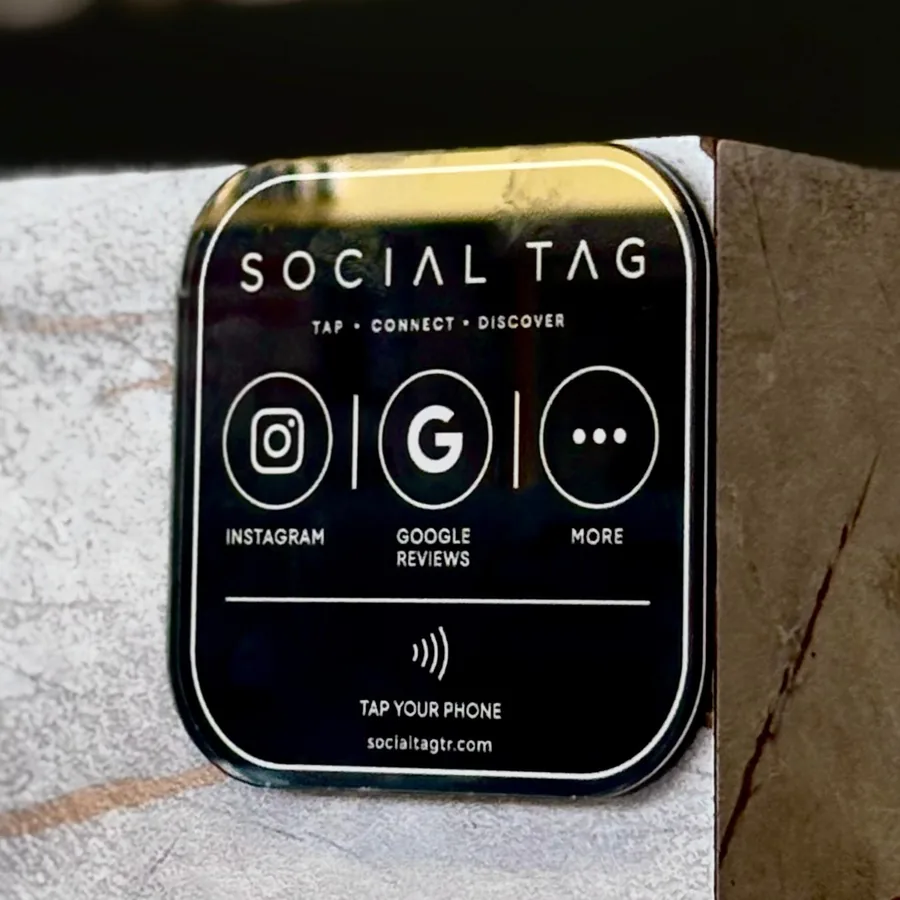 Mermer tezgâhın kenarına yapıştırılmış SocialTag etiketi